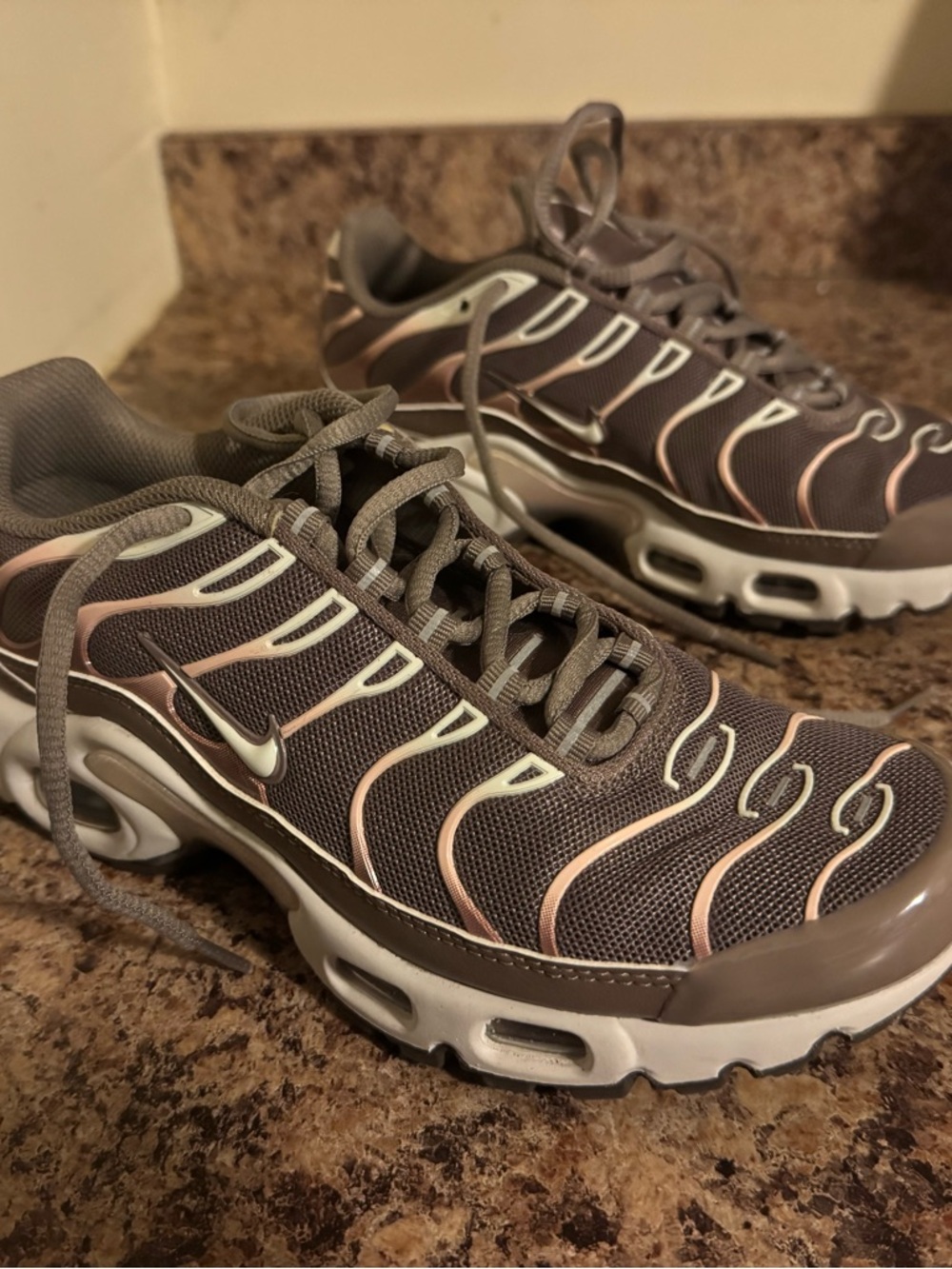 Nike Women’s Gray & Pink Wave-Detail Sneakers